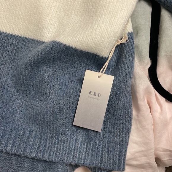 O&O Super Soft, Blue & White Turtle Neck Sweater. Size Large - Picture 5 of 7